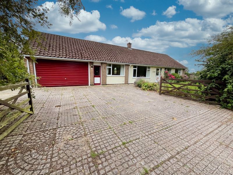 3 bed detached bungalow for sale in Outwoods, Newport TF10, £500,000