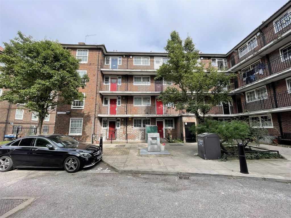 2 bed flat for sale in Bromley High Street, London E3, £380,000