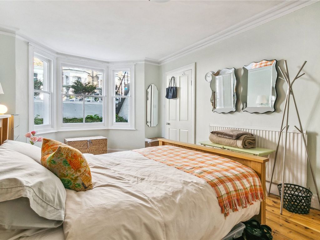 1 bed flat for sale in Minford Gardens, London W14, £485,000