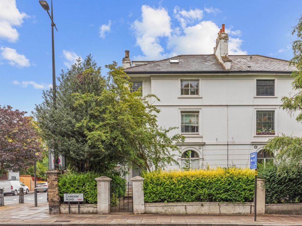 2 bed flat for sale in Camden Road, London NW1, £500,000