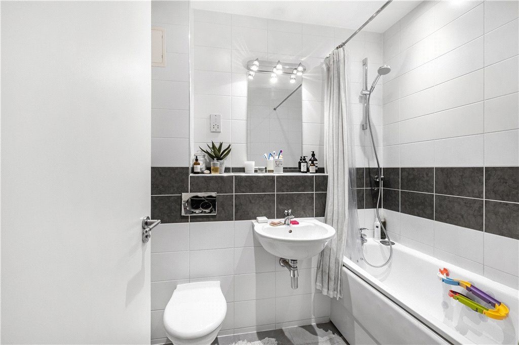 2 bed flat for sale in Cluny Place, London SE1, £699,950