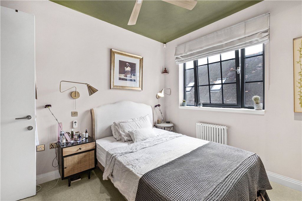 2 bed flat for sale in Cluny Place, London SE1, £699,950