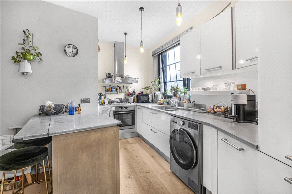2 bed flat for sale in Cluny Place, London SE1, £699,950
