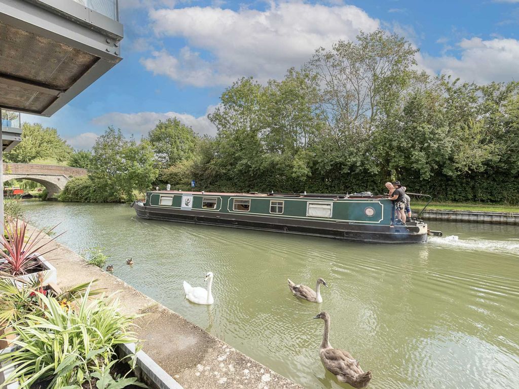 3 bed property for sale in Marsworth Wharf, Marsworth HP23, £675,000