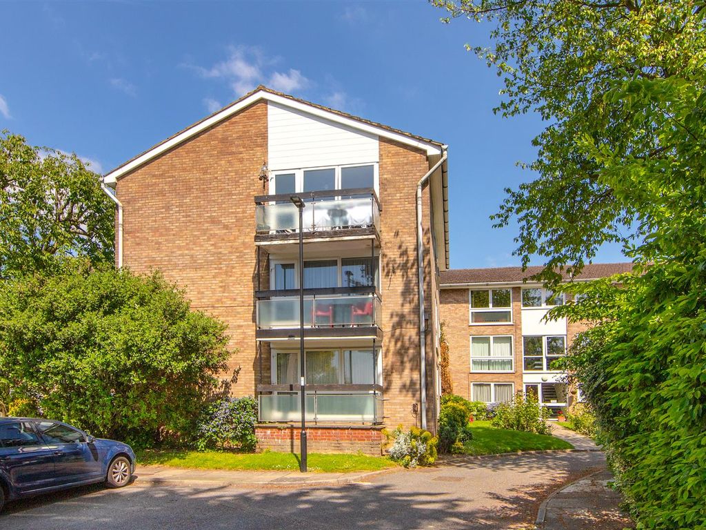 2 bed flat for sale in Lucerne Close, London N13, £500,000