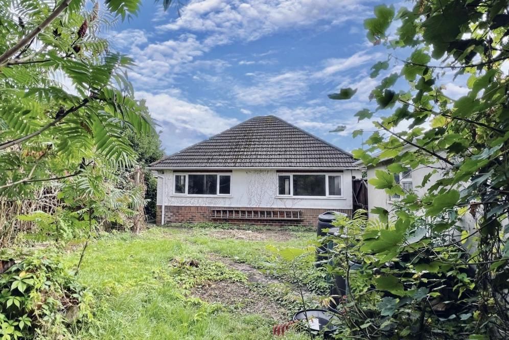 2 bed bungalow for sale in Redwood Close, Ringwood BH24, £425,000