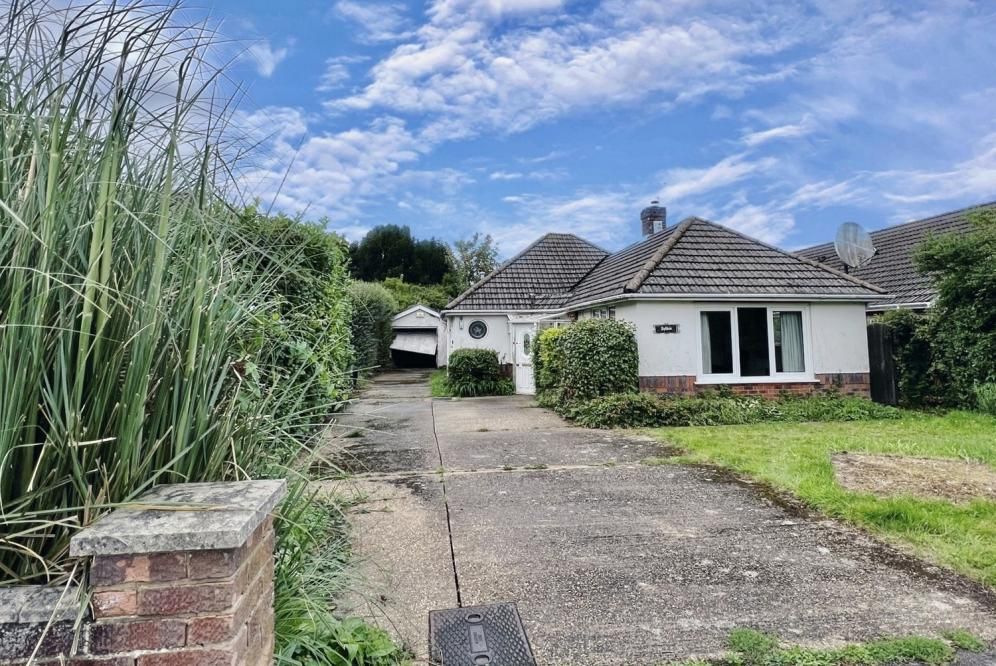 2 bed bungalow for sale in Redwood Close, Ringwood BH24, £425,000