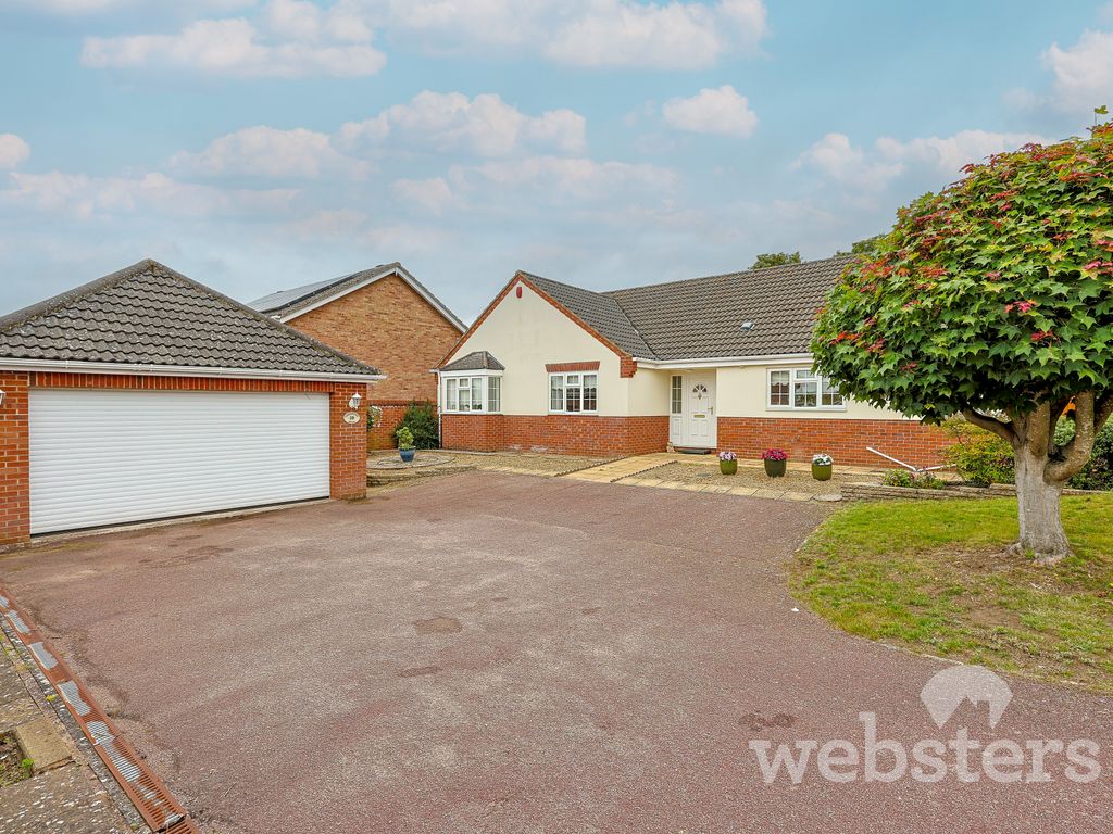 3 bed detached bungalow for sale in Chestnut Hill, Norwich NR4, £650,000