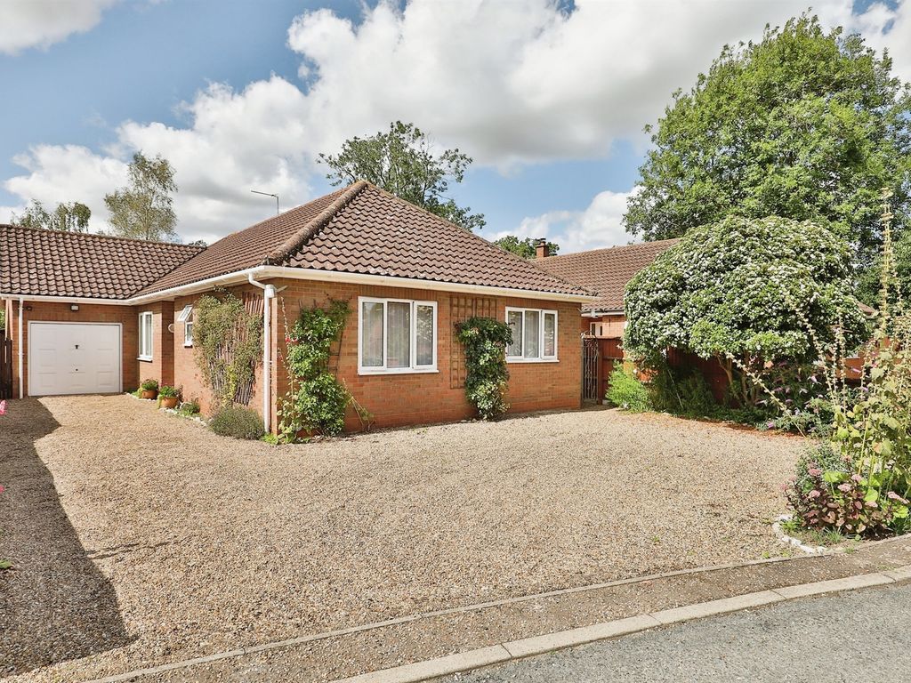 3 bed detached bungalow for sale in Eastleigh Gardens, Barford, Norwich NR9, £450,000