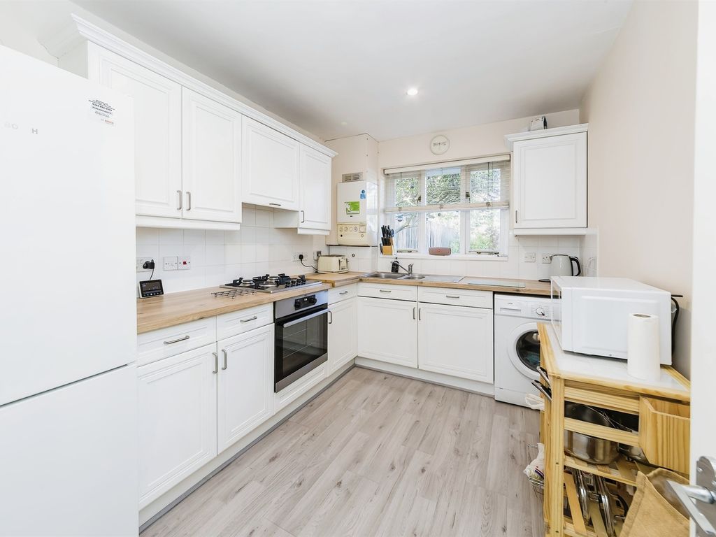 3 bed semi-detached house for sale in Tinsley Close, Crawley RH10, £400,000
