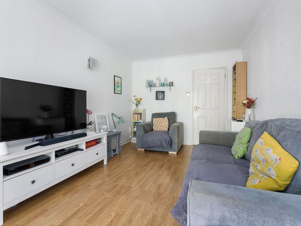 3 bed flat for sale in Overton Road, Sutton SM2, £375,000