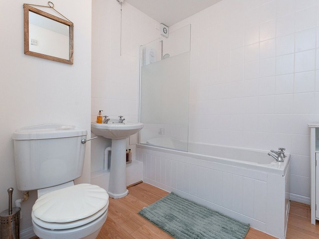3 bed flat for sale in Overton Road, Sutton SM2, £375,000