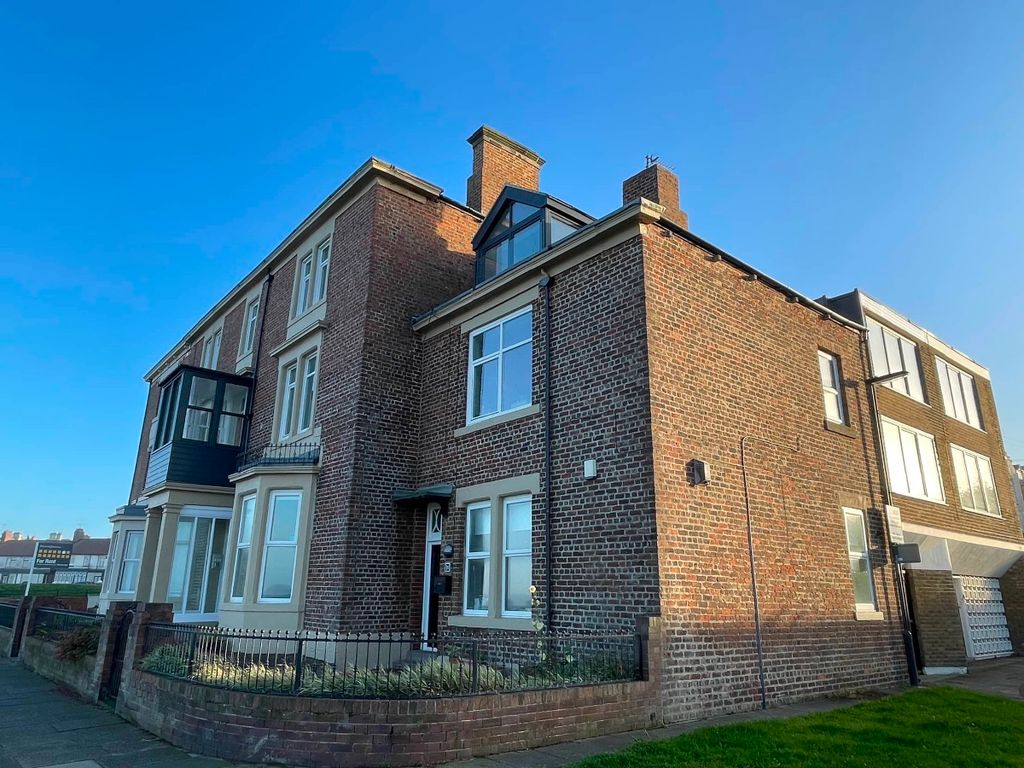 2 bed flat to rent in Grand Parade, Tynemouth, North Shields NE30, £4,550 pcm