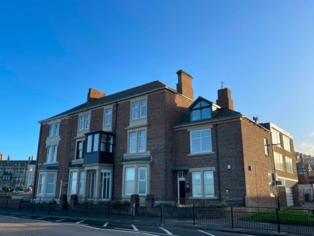 2 bed flat to rent in Grand Parade, Tynemouth, North Shields NE30, £4,550 pcm