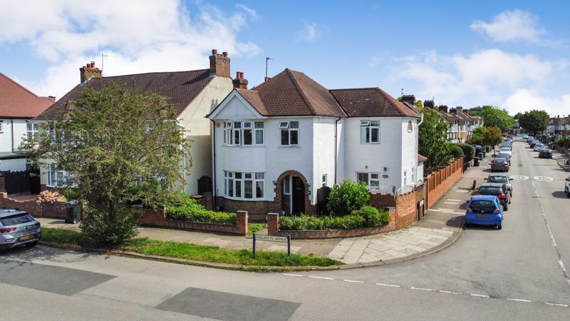 4 bed detached house for sale in Phillpotts Avenue, Bedford MK40, £630,000