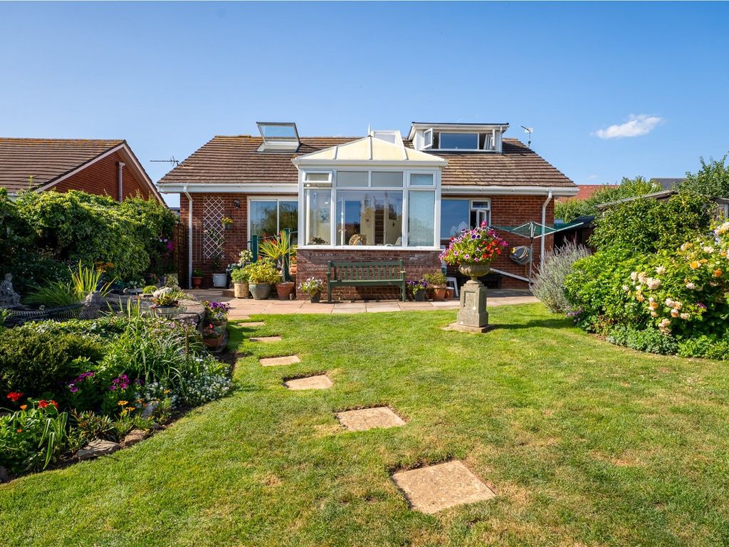 3 bed bungalow for sale in Buckingham Close, Exmouth EX8, £525,000