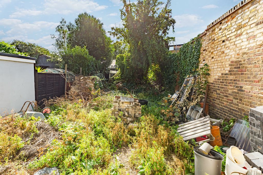 5 bed end terrace house for sale in Lower Road, London SE8, £800,000