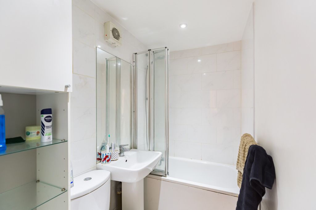 5 bed end terrace house for sale in Lower Road, London SE8, £800,000