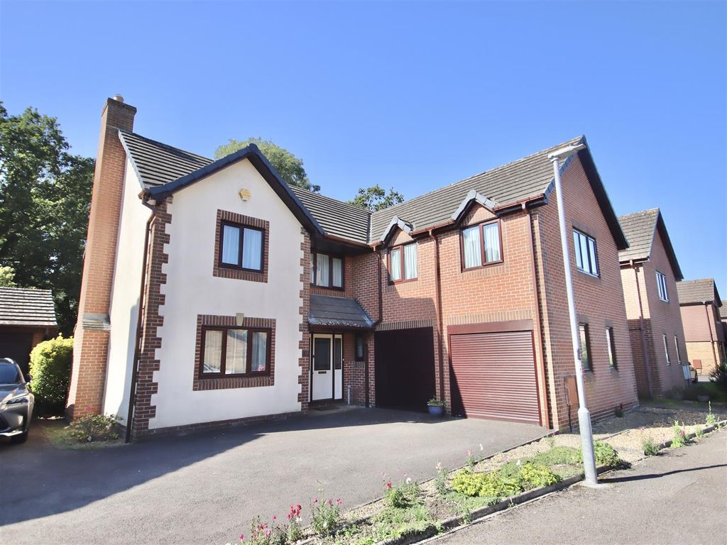 5 bed detached house for sale in Tavinor Drive, Chippenham SN15, £525,000
