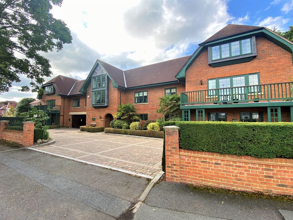 2 bed flat for sale in Knutsford Road, Wilmslow SK9, £349,950