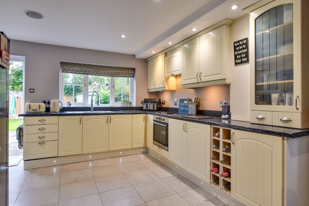 5 bed detached house for sale in Broadfield, High Roding, Dunmow CM6, £620,000