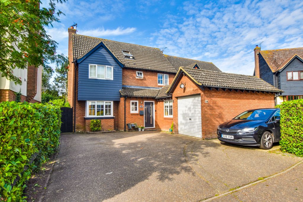 5 bed detached house for sale in Broadfield, High Roding, Dunmow CM6, £620,000