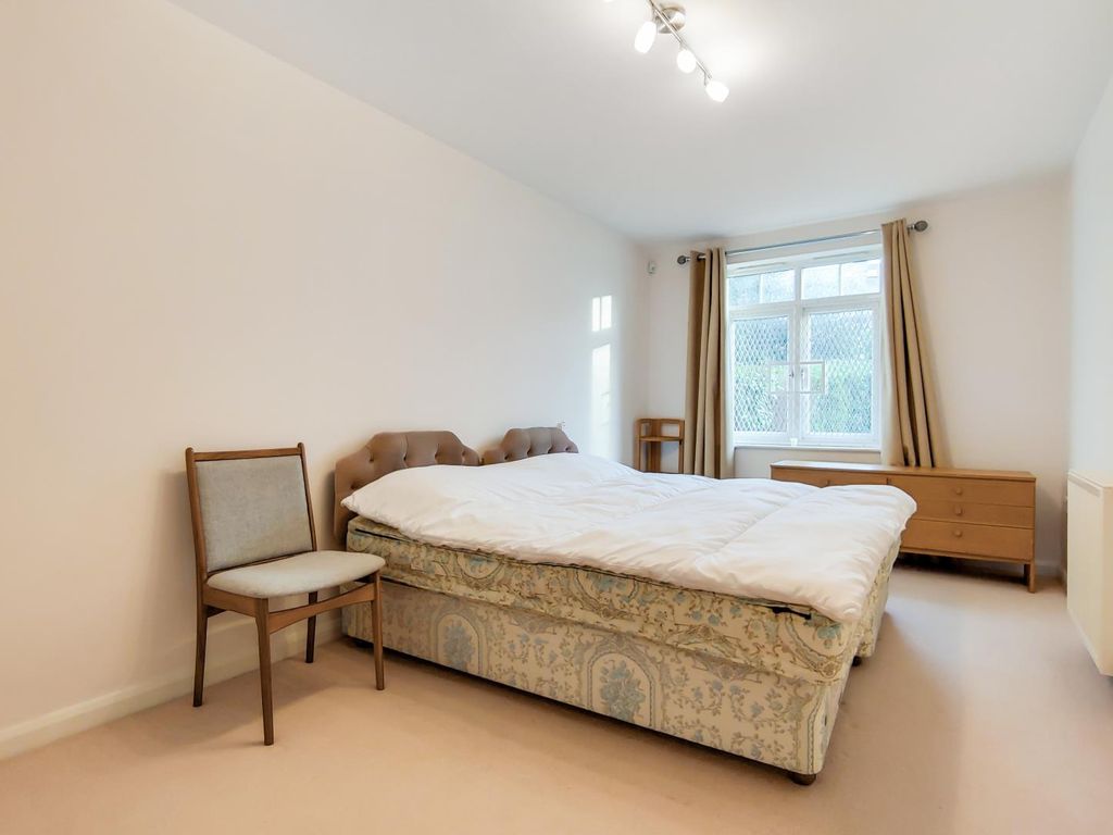 2 bed flat for sale in Salvin Court, Torrington Park, N. Finchley N12, £500,000