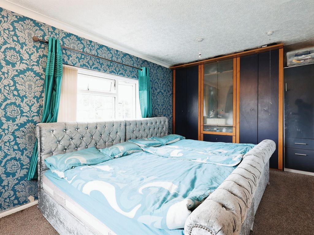 5 bed detached house for sale in Branksome Crescent, Bradford BD9, £450,000