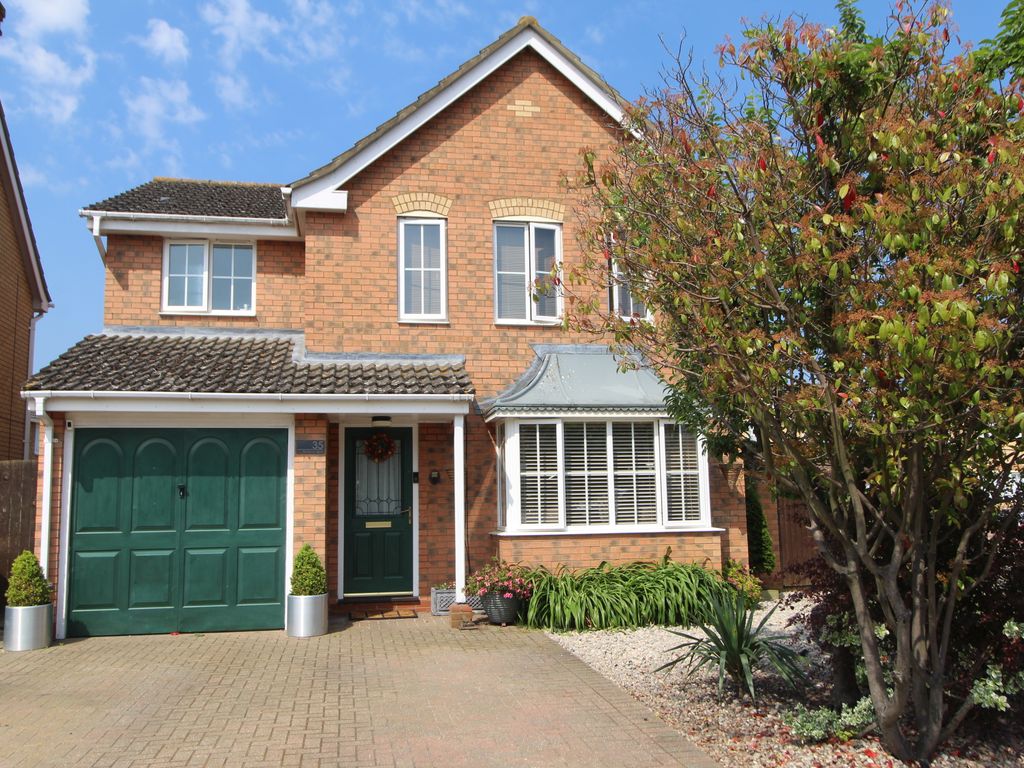 4 bed detached house for sale in Buttercup Mead, Biggleswade SG18, £520,000