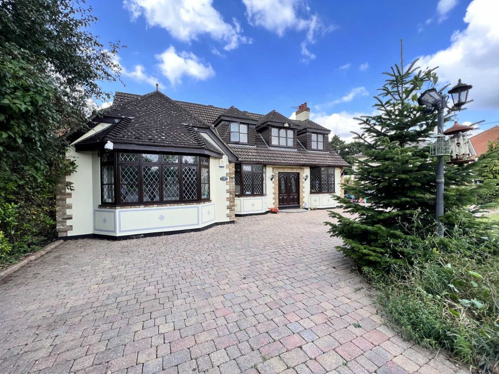 4 bed detached house for sale in Nags Head Lane, Brentwood CM14, £1,100,000