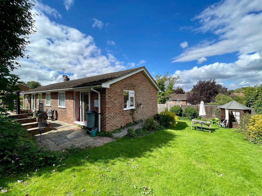 4 bed bungalow for sale in Shepherds Rise, Compton, Newbury RG20, £485,000