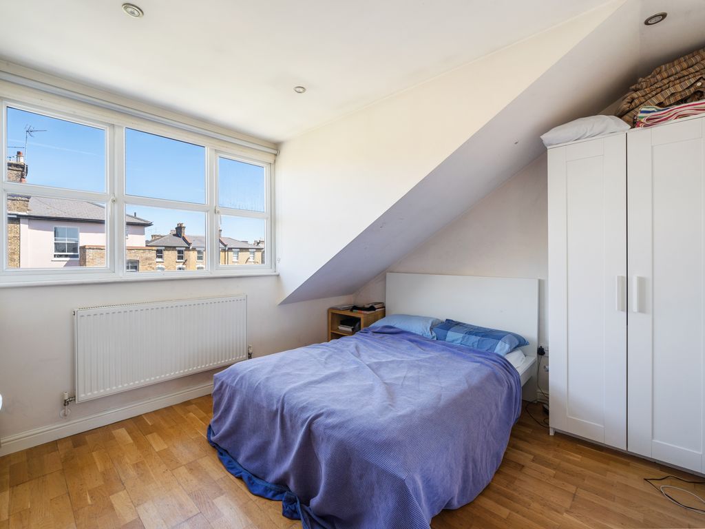 2 bed flat for sale in Finsbury Park Road, London N4, £465,000