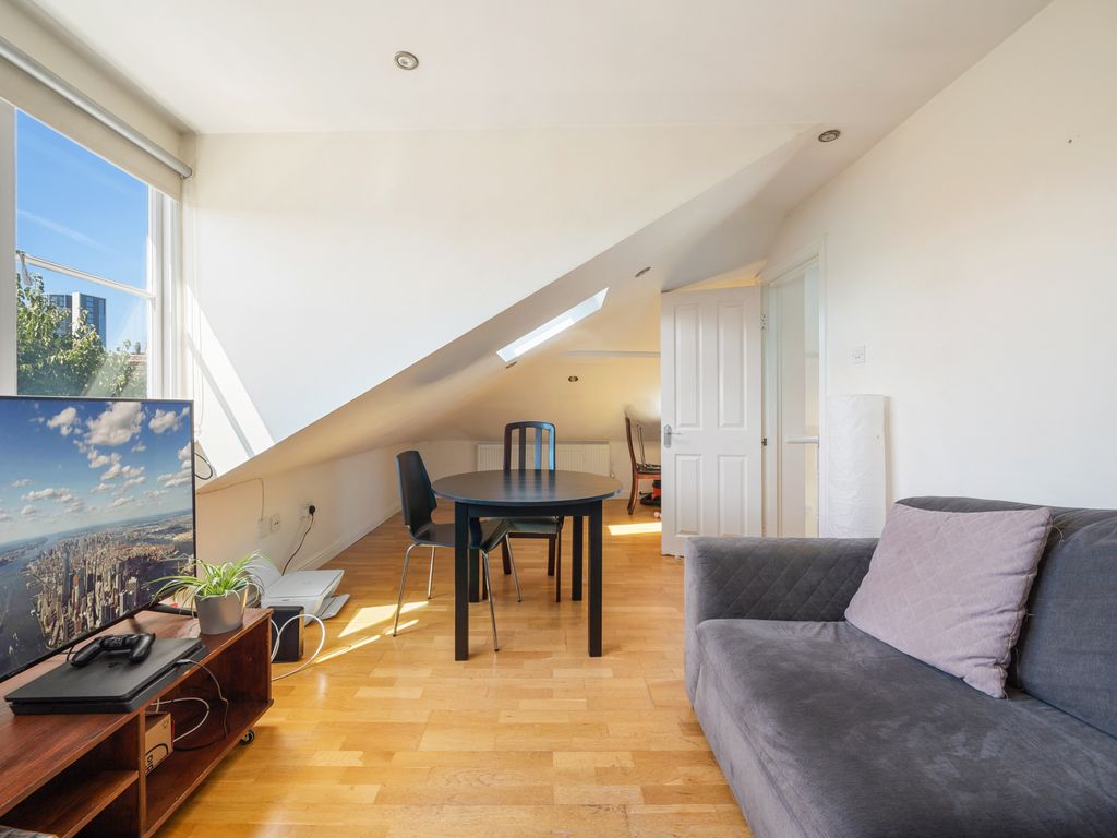 2 bed flat for sale in Finsbury Park Road, London N4, £465,000