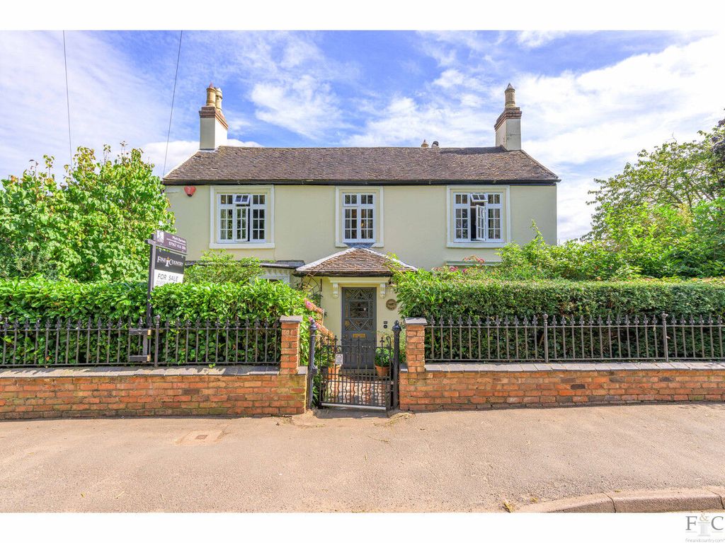 6 bed detached house for sale in Main Road, Claybrooke Magna LE17, £950,000