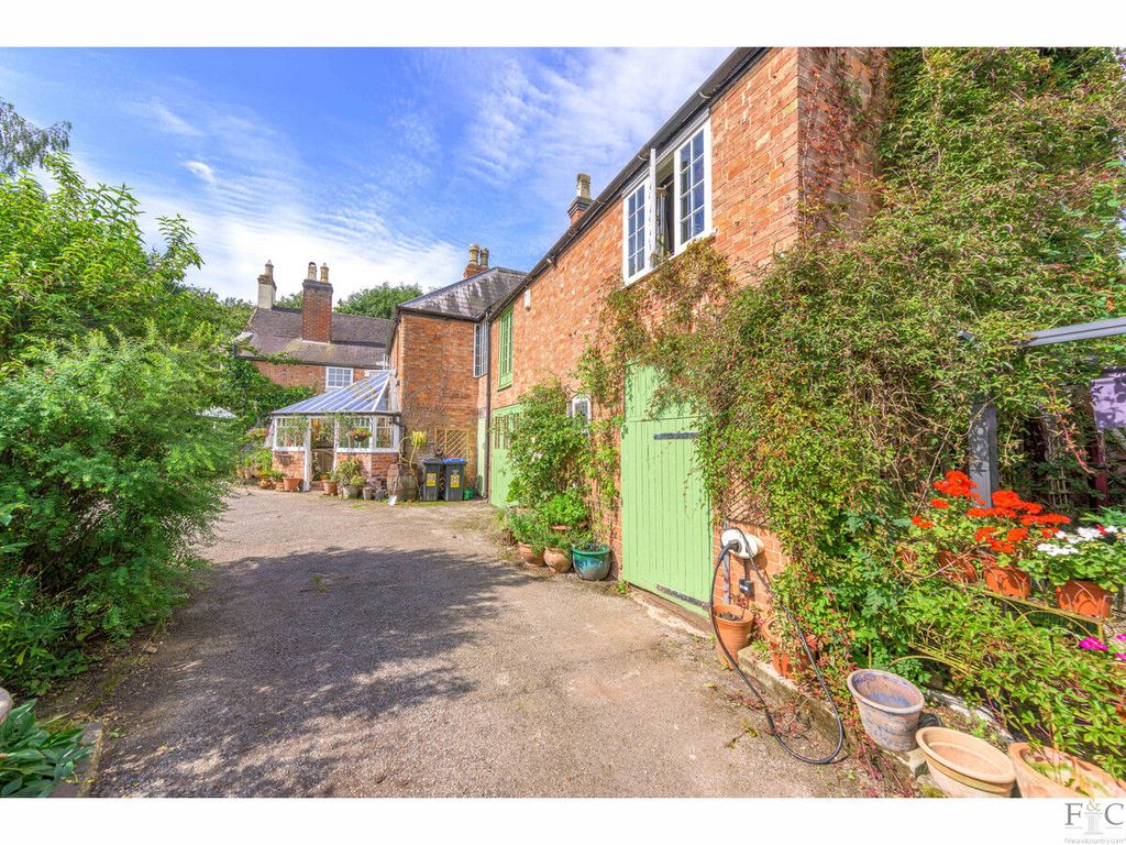 6 bed detached house for sale in Main Road, Claybrooke Magna LE17, £950,000