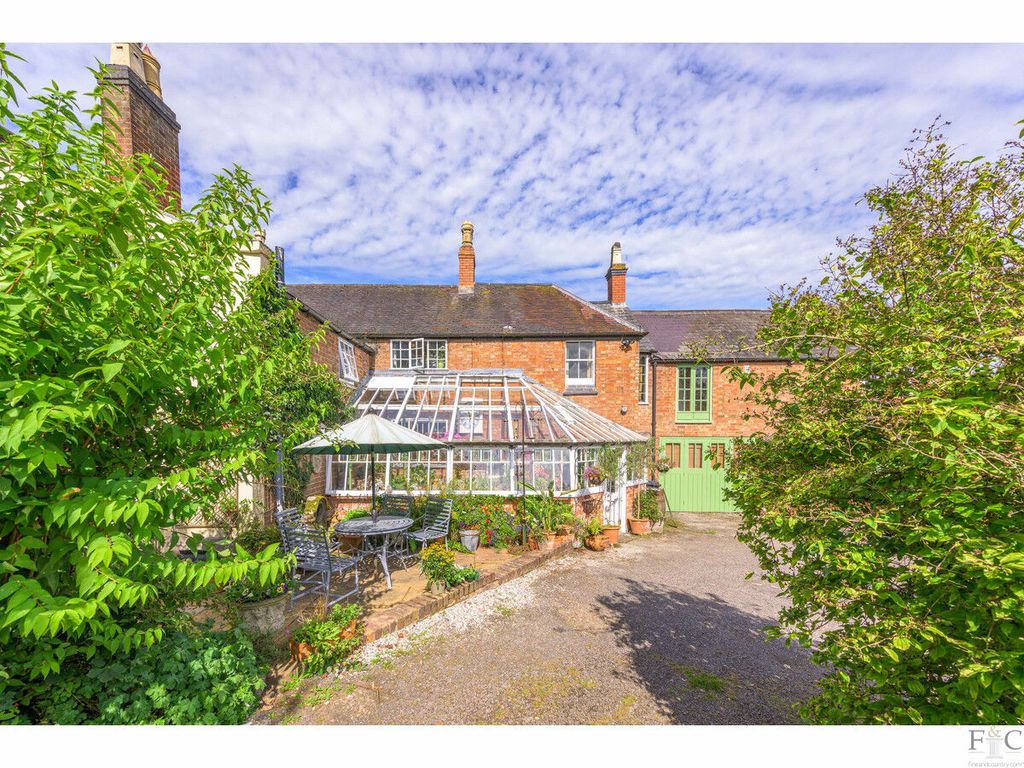 6 bed detached house for sale in Main Road, Claybrooke Magna LE17, £950,000