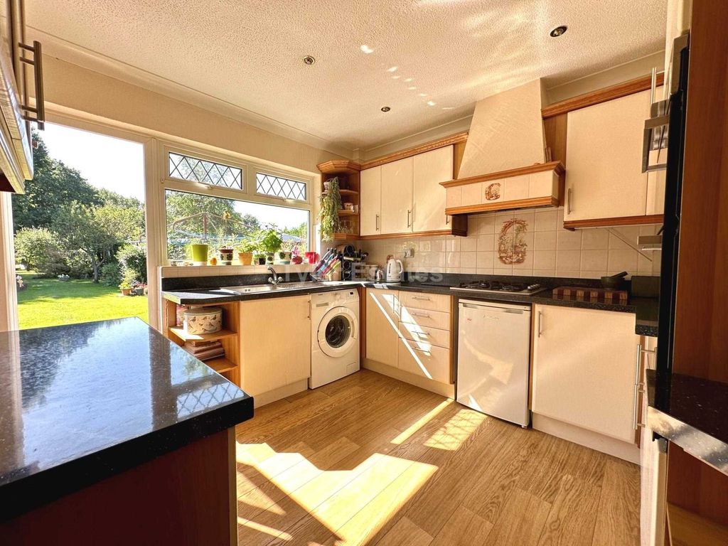 3 bed detached bungalow for sale in Crays Hill, Billericay CM11, £550,000