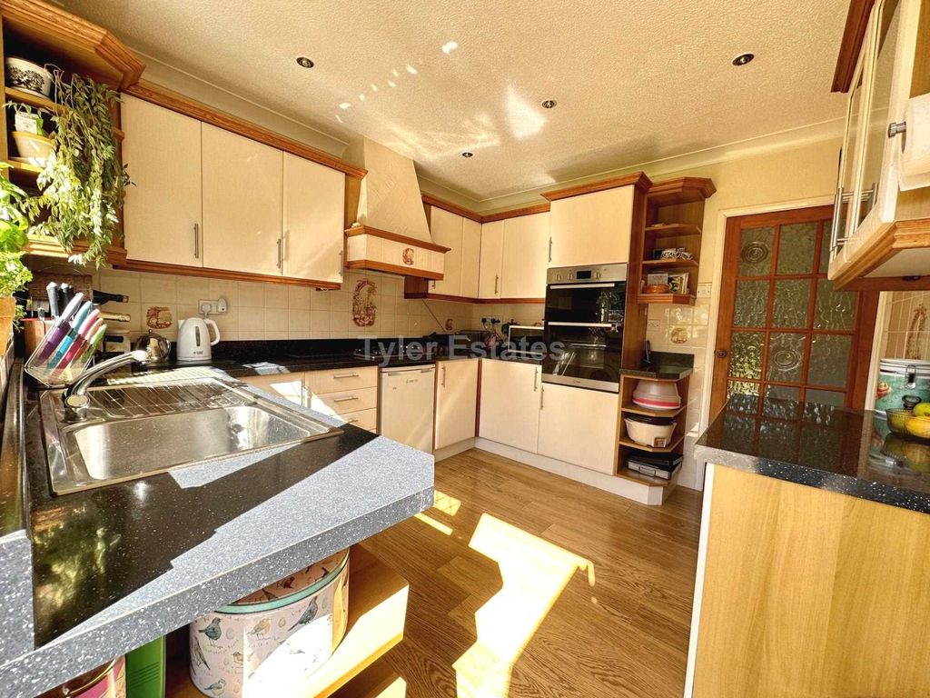 3 bed detached bungalow for sale in Crays Hill, Billericay CM11, £550,000