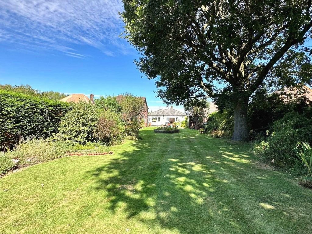 3 bed detached bungalow for sale in Crays Hill, Billericay CM11, £550,000