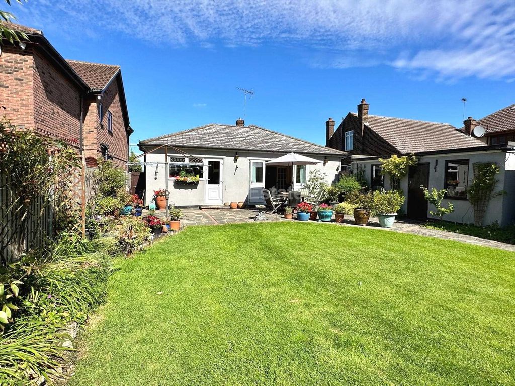 3 bed detached bungalow for sale in Crays Hill, Billericay CM11, £550,000