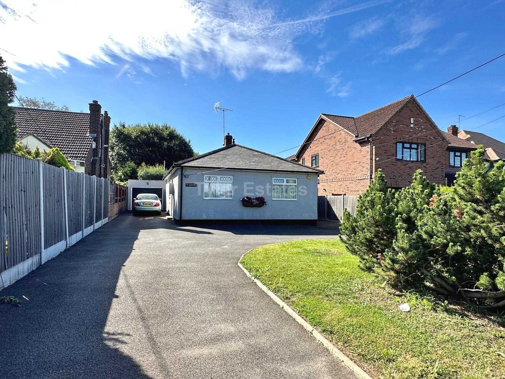 3 bed detached bungalow for sale in Crays Hill, Billericay CM11, £550,000