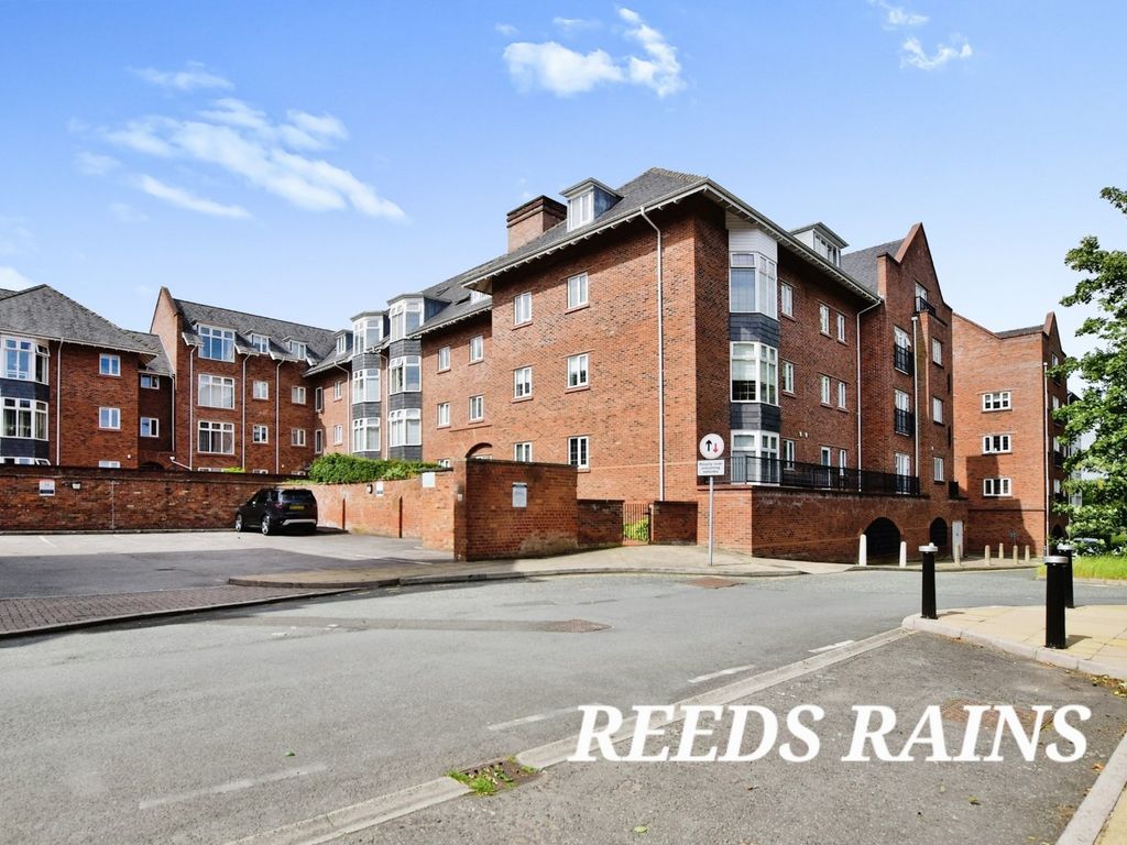 3 bed flat for sale in Station Road, Wilmslow, Cheshire SK9, £285,000