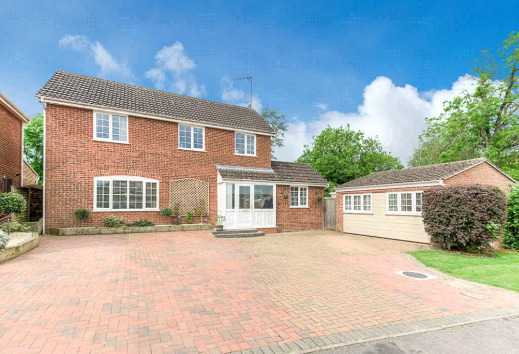 6 bed detached house for sale in Hare Close, Buckingham MK18, £550,000