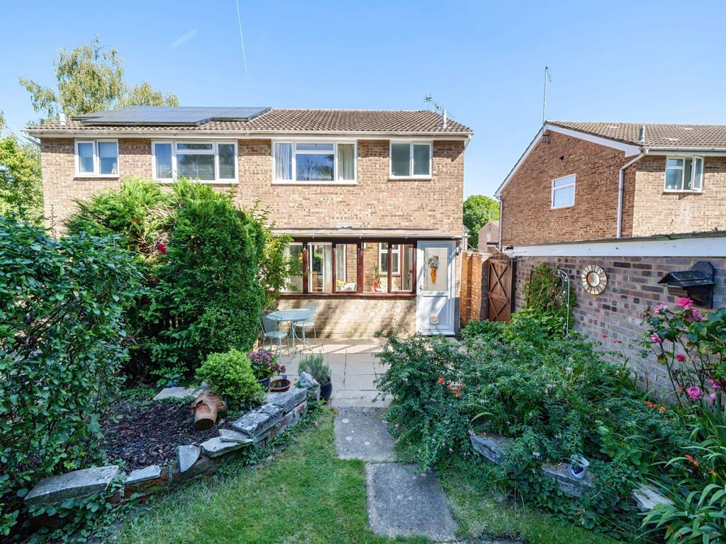 3 bed semi-detached house for sale in Oakfields, Guildford, Surrey, Surrey GU3, £425,000