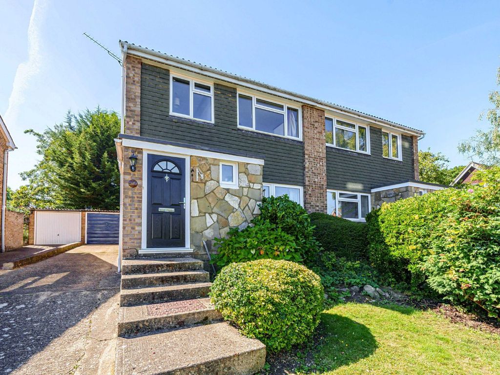 3 bed semi-detached house for sale in Oakfields, Guildford, Surrey, Surrey GU3, £425,000