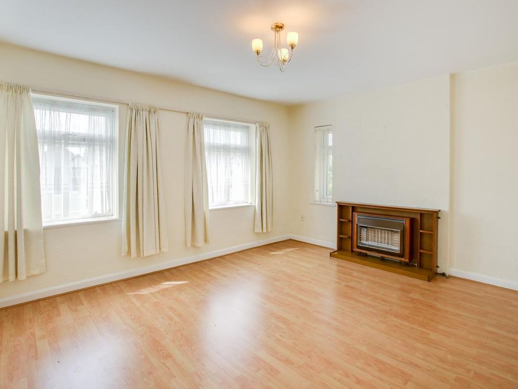 2 bed flat for sale in Western Avenue, Acton W3, £350,000