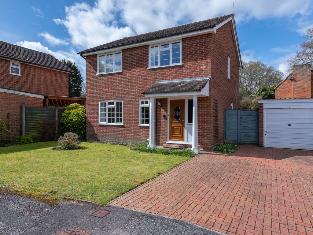 4 bed detached house for sale in Jays Nest Close, Blackwater, Camberley GU17, £525,000