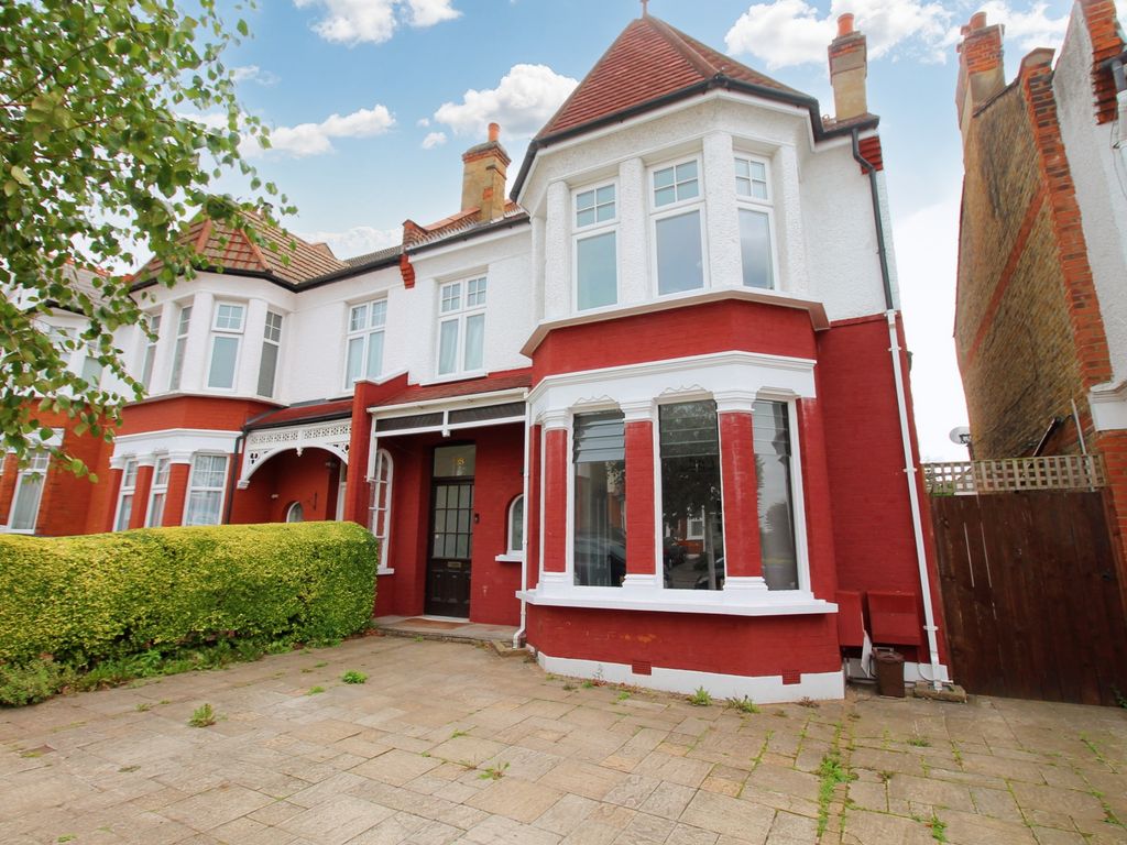 2 bed flat for sale in Derwent Road, London N13, £625,000