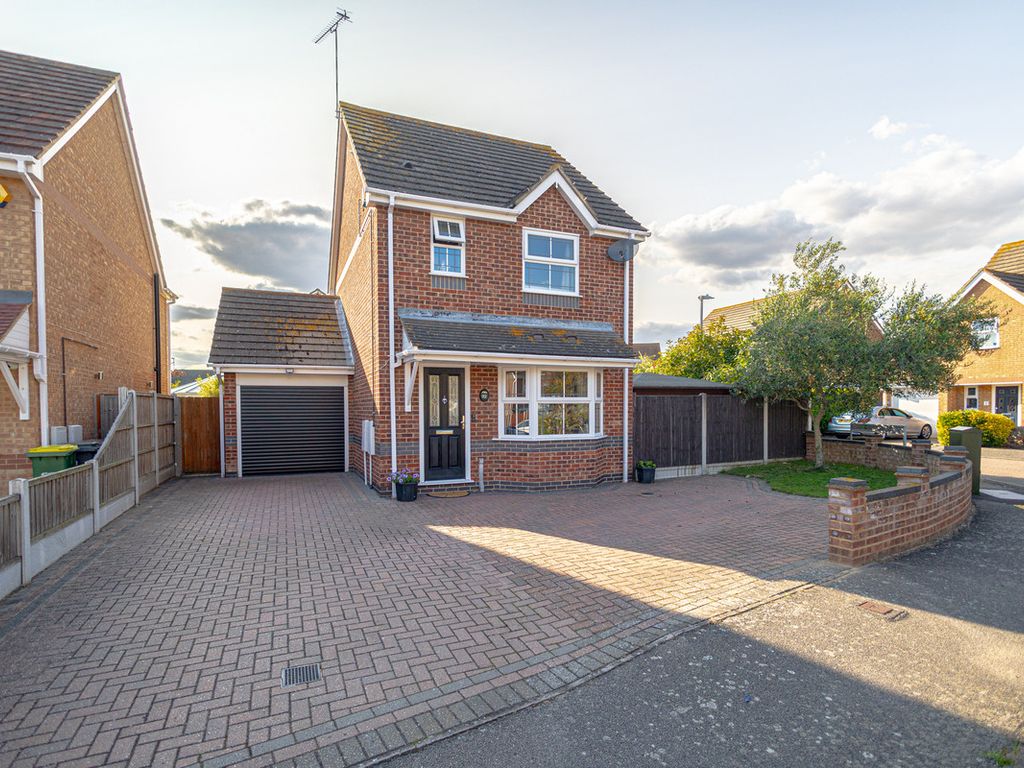 3 bed detached house for sale in Alexandra Road, Southend-On-Sea SS3, £400,000
