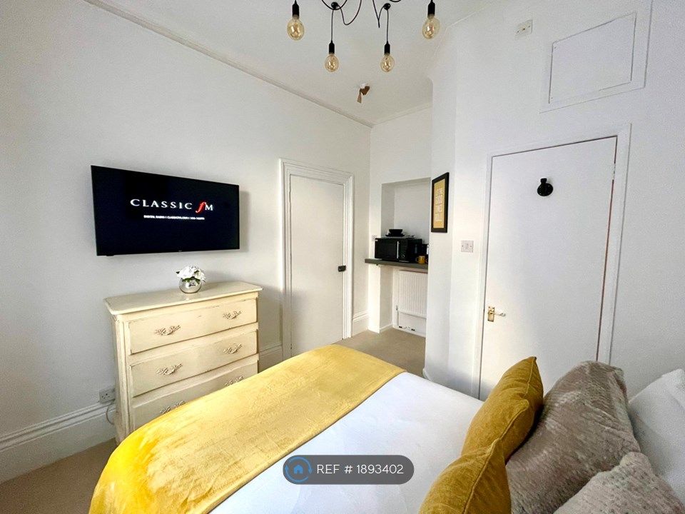 Studio to rent in Hotel Rooms, Brighton BN2, £795 pcm